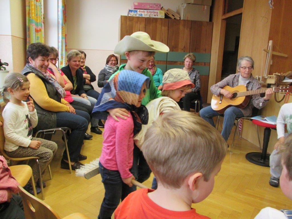 Besuch von Fr. Krug im Kindergarten 2015