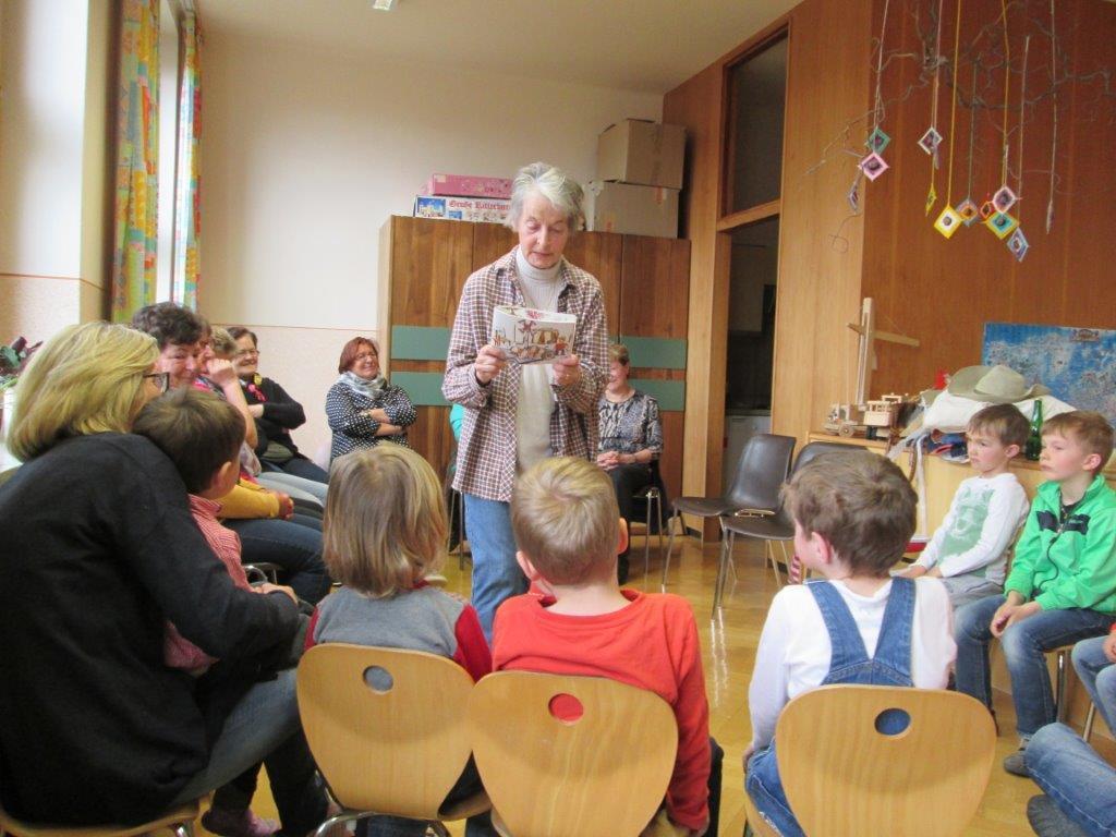 Besuch von Fr. Krug im Kindergarten 2015